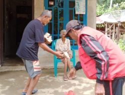 Kolaborasi Pekon Kacapura dan Sibat PMI Berikan Nasi Bungkus Warga Terdampak Banjir