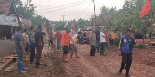 Pj. Bupati Tanggamus Tinjau Musibah Tanah Longsor – Banjir di Kecamatan Cukuh Balak