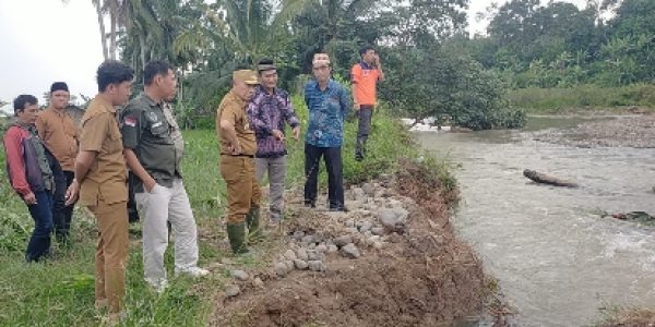 Pj. Bupati Tanggamus Tinjau Lokasi Banjir di Kota Agung Barat