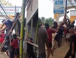 Viral..Seorang Pria Tersengat Listrik Dekat Jembatan Gedongtataan Pesawaran saat Hujan Rintik