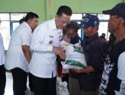 Pejabat Bupati Pringsewu Serahkan Bantuan  Beras di Sejumlah Titik