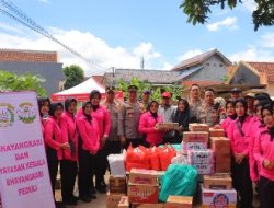 Polda Lampung, Berjibaku Membantu Warga Terdampak Banjir