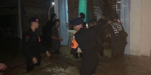 Brimob Polda Lampung Respon Cepat Membantu Korban Banjir