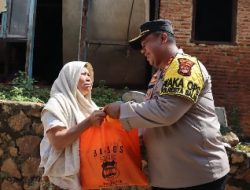 Peduli Sesama, Polresta Bandar Lampung Bagikan Ratusan Paket Sembako Bagi Warga Terdampak Banjir Di Bandar Lampung