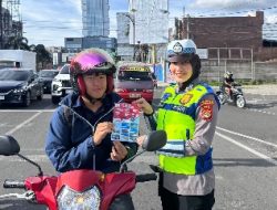 Ops Keselamatan, Sat Lantas Polresta Bandar Lampung Bagikan Pamflet dan Brosur Kepada Pengguna Jalan