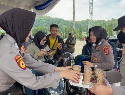 Polisi di Bandar Lampung Bagikan Air Mineral dan Kopi Ke Pemudik di Pelabuhan Panjang