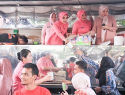 Bhayangkari Daerah Lampung Bagikan Makanan Gratis ke Pemudik