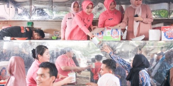 Bhayangkari Daerah Lampung Bagikan Makanan Gratis ke Pemudik