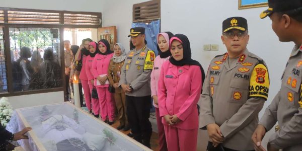 Kapolda Lampung Melayat ke Rumah Duka Nakes Meninggal saat Tugas Operasi Ketupat Krakatau 2024