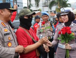 May Day, Polisi di Bandar Lampung Bagikan Bunga Hingga Makanan Gratis Kepada Peserta Unjuk Rasa