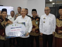 Pj. Bupati Tanggamus Memberikan Tali Asih Kepada Kafilah MTQ Tanggamus