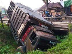 Satlantas Polresta Bandar Lampung Evakuasi Pemotor Meninggal Korban Kecelakaan Truk Rem Blong