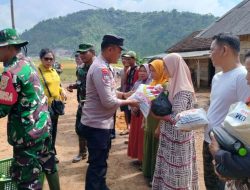 Kapolsek Pulau Panggung dan Danramil Salurkan Bantuan Sembako ke Masyarakat Terdampak Banjir di Pekon Gunungtiga