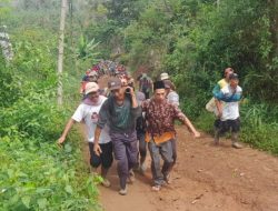 Polsek Pulau Panggung, Babinsa, Basarnas Bersama Warga Evakuasi Dua Mayat Tertimbun Longsor