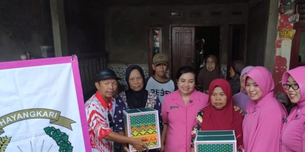 Bhayangkari Tanggamus Gelar Bakti Sosial untuk Warga Terdampak Banjir di Kecamatan Talang Padang