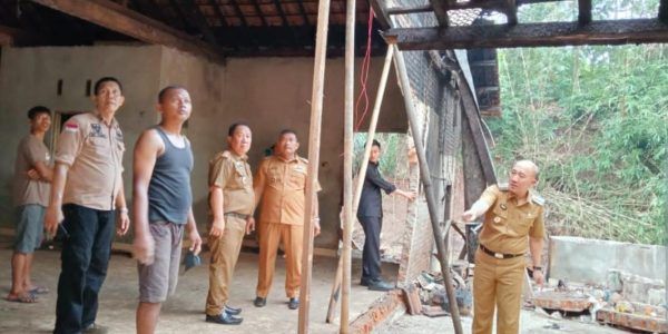 Tanggap Bencana Pj. Bupati Mulyadi Irsan Tinjau dan Beri Bantuan Wilayah Terdampak Banjir Tanggamus