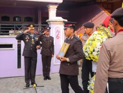 Penghormatan Terakhir, Kapolresta Bandar Lampung Pimpin Prosesi Pemakaman Almarhum Aiptu Hifzon
