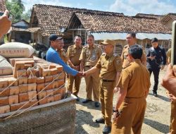 Pj. Bupati Tanggamus Serahkan Bantuan Material Bagi Warga Terdampak Banjir