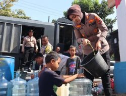 Kerahkan Water Canon, Polisi Bantu Warga Yang Kesulitan Air Bersih di Bandar Lampung