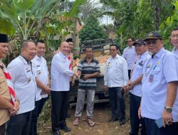 Pj. Bupati Mulyadi Irsan Serahkan Bantuan Material Untuk Korban Terdampak Banjir