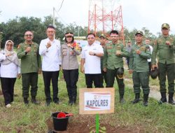 Kapolres Pimpin Penanaman Pohon Di Lingkungan Polres Pesawaran