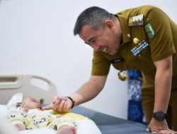 Bupati Pesawaran Kunjungi Bayi Laila yang Tersiram Air Panas
