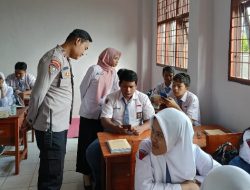 Cegah Aksi Tawuran Hingga Judi Online , Polisi Dampingi Guru Periksa HP Milik Pelajar di Bandar Lampung