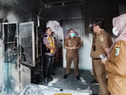 Sekdakab Pesawaran Tinjau  Kebakaran Puskesmas Bernung, Layanan Kesehatan Tetap Berjalan