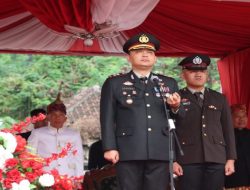 Kapolres AKBP Rivanda Inspektur Upacara Penurunan Bendera HUT ke 79 Kabupaten Tanggamus