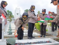 Rangkaian Hari Jadi  Ke-76, Polwan Polda Lampung  Ziarah Makam Pahlawan