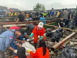 Legislator Lesty Putri Utami Bersama Masyarakat Bersihkan Sampah Pantai Sukaraja