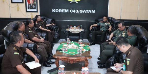 Danrem 043/Gatam Sambut Kunjungan Silaturahmi Kajati Lampung Beserta Staf