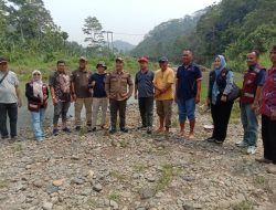 Pj. Bupati Tanggamus dan Kadis BMBK Provinsi Lampung Tinjau Jembatan Gantung Way Umbar