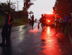 Cegah Laka Lantas, Polisi Bersihkan Tumpahan Solar di Jalan Raden Imba Kesuma Bandar Lampung
