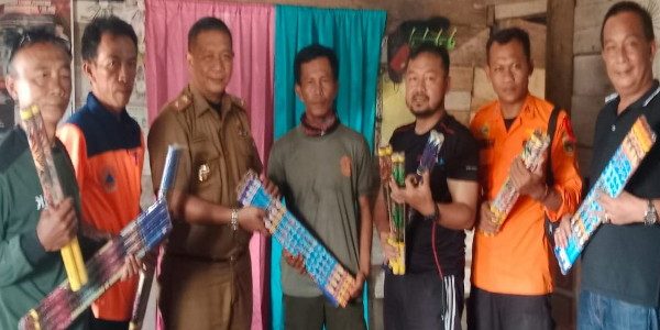 BPBD Tanggamus dan Anggota DPRD Nuzul Irsan Serahkan Logistik  Tim Penghalau Gajah di Tulung Asahan