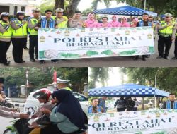 Polres Lahat Berbagi Takjil, Meningkatkan Kemanusiaan Dan Kedekatan dengan Masyarakat