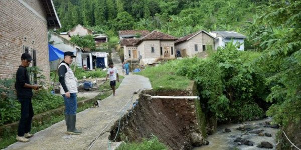 Bupati Dendi Kunjung Wilayah Terdampak Banjir Teluk Pandan
