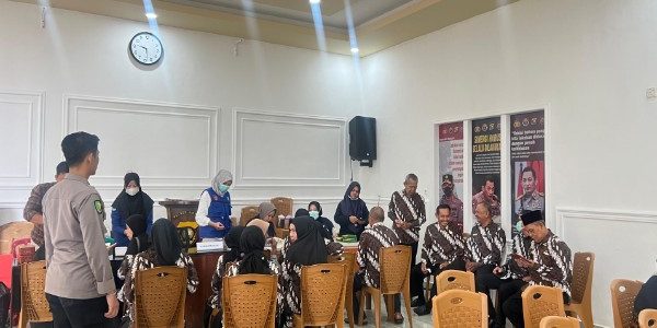 Bhakti Kesehatan Polres Lahat: Pengobatan Gratis  Purnawirawan, Warakawuri, dan Pengemudi Online