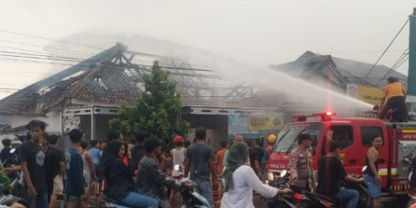 Polsek Kota Agung Identifikasi Kebakaran Rumah Beserta Toko di Jalur Dua Ir. Juanda