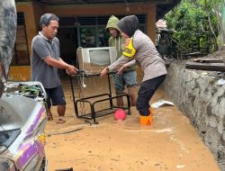 Bhabinkamtibmas Polwan Polres Tanggamus Berjibaku Bantu Korban Banjir di Wonosobo
