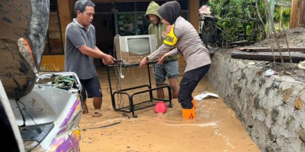 Bhabinkamtibmas Polwan Polres Tanggamus Berjibaku Bantu Korban Banjir di Wonosobo