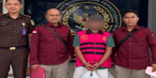 Polres Pesawaran, Resmi Limpahkan Hendri Kurniawan Kades Padang Manis Tahanan Kejari Pesawaran