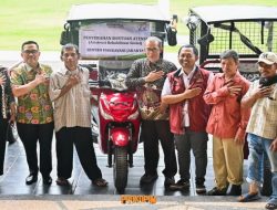 Pemkab Pesawaran Serahkan 5 Unit Kendaraan Roda Tiga untuk Penyandang Disabilitas