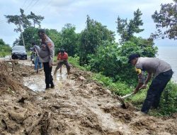 Polsek Limau Bersama Warga Berjibaku Bersihkan Longsor Sepanjang 10 Meter di Pekon Tegineneng