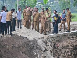 Bupati Pesawaran Tinjau Progres Perbaikan Jalan Penghubung di Way Khilau: Ditargetkan Rampung Oktober 2025
