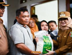 Bupati Pesawaran Tinjau Rumah  Roboh Akibat Hujan dan Angin Kencang