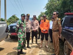 Sinergitas Polsek Limau dan Koramil Dampingi Wabup Tanggamus Tinjau Jalan Longsor