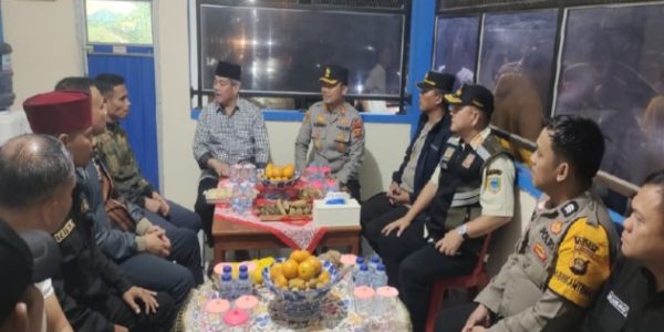 Kunjungi Satkamling, Kapolres Lahat Bersama Bupati Lahat Ajak Warga Aktif Jaga Keamanan Lingkungan