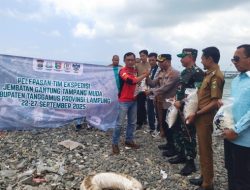 Personel Polres Tanggamus Diterjunkan Gabung Tim Ekspedisi Perbaikan Jembatan Gantung di Pematang Sawa