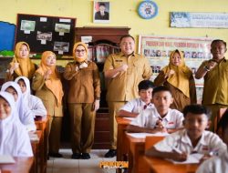 Tinjau ANBK di SDN 14 Padang Cermin, Bupati Nanda Tekankan Pentingnya Melek Teknologi Sejak Dini